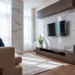 Stijlvol modern taupe tv meubel in een elegante woonkamer setting met verschillende designs.
