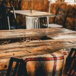 Een prachtige massief houten boomstamtafel in een moderne woonkamer, die warmte en authenticiteit uitstraalt.