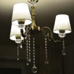 Stijlvolle hanglampen en wandlampen in een modern interieur voor sfeervolle verlichting.